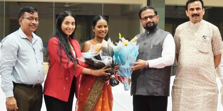 आंतरराष्ट्रीय जिम्नॅस्टीक्सपटूंचा खासदार नरेश म्हस्के यांच्या हस्ते सत्कार  
