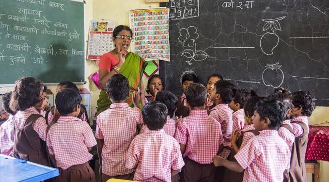 मराठी बोलण्यावर बंदी घालणाऱ्या शाळांबाबत शिक्षण विभाग आक्रमक