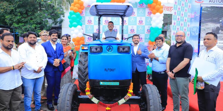 ई -ट्रॅक्टर शेतकऱ्यांच्या जीवनात क्रांती घडवून आणेल! : परिवहन मंत्री प्रताप सरनाईक