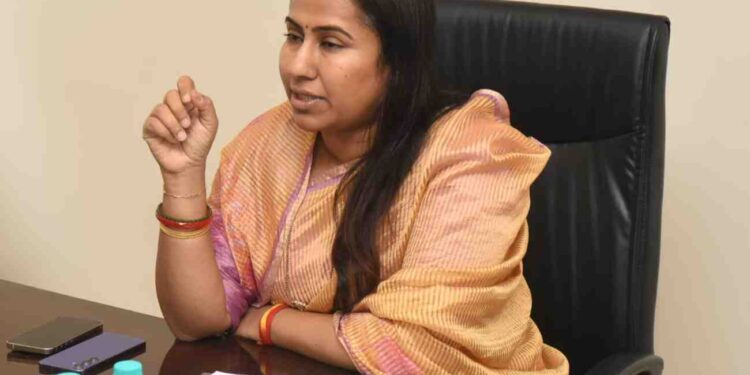 आषाढी वारीत सहभागी होणाऱ्या वारकऱ्यांसाठी प्रशासनाने दक्ष राहावे : मेघना साकोरे