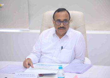 सौर ऊर्जा प्रकल्प वेळेत पूर्ण करा