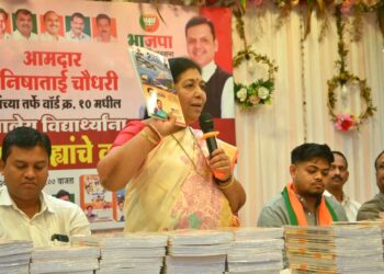 “विद्यार्थ्यांच्या हातात वह्या नाही, तर भविष्याच्या शक्यता नाही!”