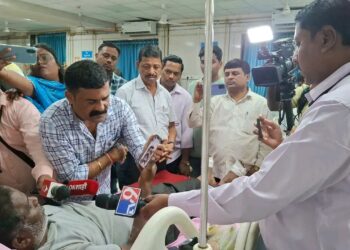 कर्जमाफीसाठी अहमदपूरहून निघालेल्या शेतकऱ्याची प्रकृती बिघडली