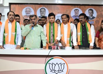 चाकूर च्या माजी नगराध्यक्षांसह शरद पवार गट, ‘प्रहार’ च्या अनेक कार्यकर्त्यांचा भाजपामध्ये प्रवेश