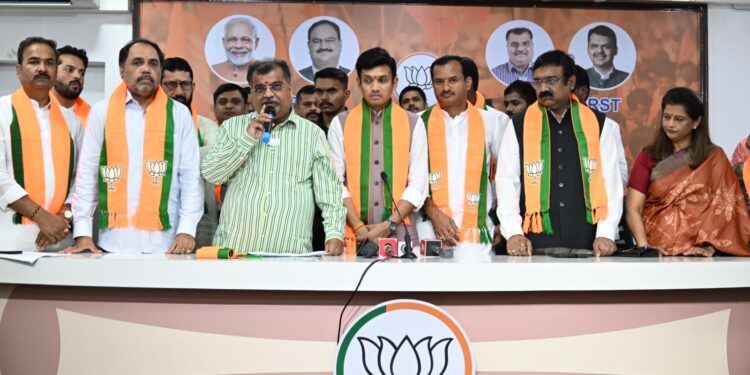 चाकूर च्या माजी नगराध्यक्षांसह शरद पवार गट, ‘प्रहार’ च्या अनेक कार्यकर्त्यांचा भाजपामध्ये प्रवेश