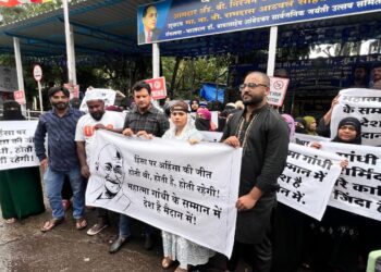 महात्मा गांधींच्या पुतळ्याच्या विटंबनेविरोधात मुंब्र्यात जोरदार आंदोलन
