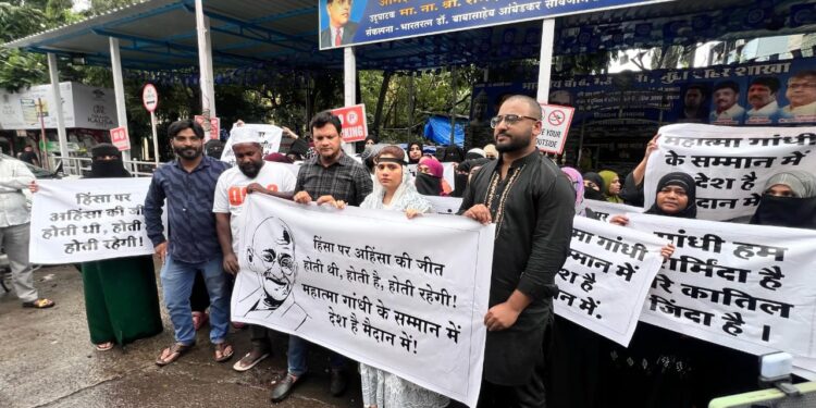 महात्मा गांधींच्या पुतळ्याच्या विटंबनेविरोधात मुंब्र्यात जोरदार आंदोलन