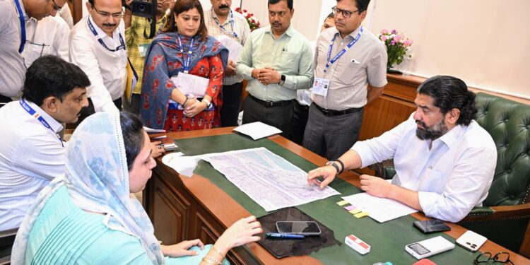 मानखुर्द महामार्गालगतच्या रहिवाशांचे सर्वेक्षण करून पुनर्वसन करा