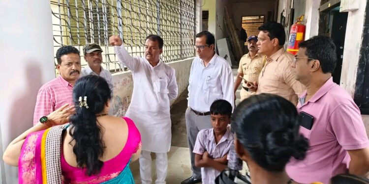पातळीपाडा पालिका शाळेत एका खोलीत दोन वर्ग