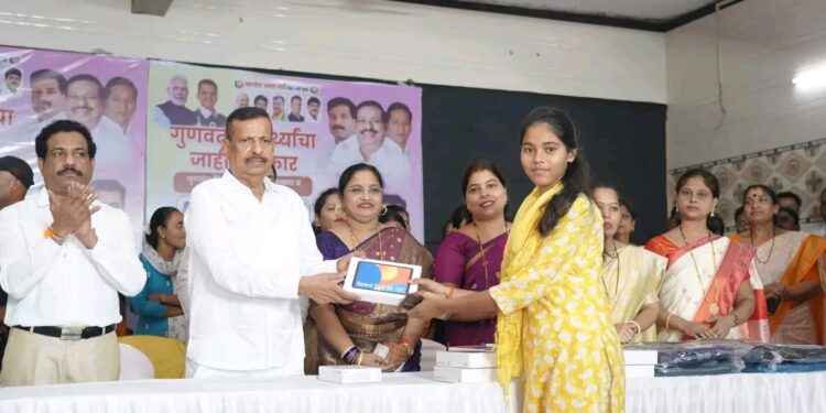 दहावी बारावीच्या गुणवंत विद्यार्थ्यांना टॅबचे वाटप