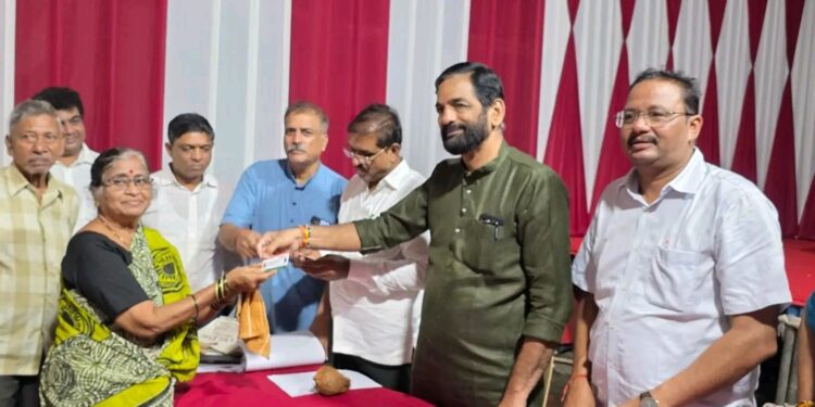 भाजपतर्फे आयुष्मान भारत कार्ड वाटप सोहळा