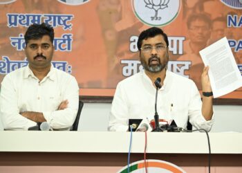 हिंदूंना बदनाम करण्याच्या आव्हाडांच्या आरोपांशी उद्धव ठाकरे सहमत आहेत का ?