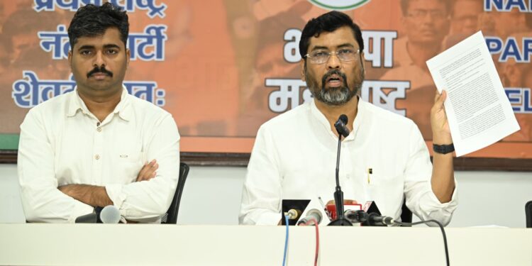 हिंदूंना बदनाम करण्याच्या आव्हाडांच्या आरोपांशी उद्धव ठाकरे सहमत आहेत का ?