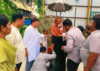 तलावपाळी उद्यानामधील महात्मा गांधींच्या प्रतिमेची स्वच्छता
