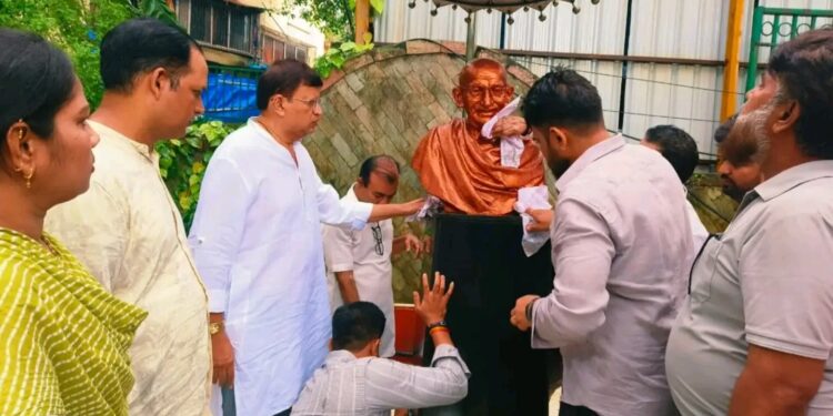 तलावपाळी उद्यानामधील महात्मा गांधींच्या प्रतिमेची स्वच्छता