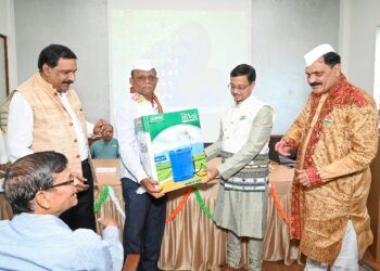 कॉटन असोसिएशन इंडियाच्यावतीने शेतकऱ्यांना बॅटरी ऑपरेटेड फवारणी पंपाचे वाटप
