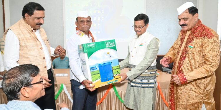 कॉटन असोसिएशन इंडियाच्यावतीने शेतकऱ्यांना बॅटरी ऑपरेटेड फवारणी पंपाचे वाटप