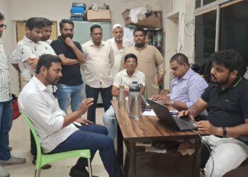 ठाण्यातील ओला सर्व्हिस सेंटरवर राष्ट्रवादी काँग्रेस पक्षाची धडक!